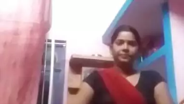 Desi Village Bhabhi Lifting Saree Pussy Show indian porn mov