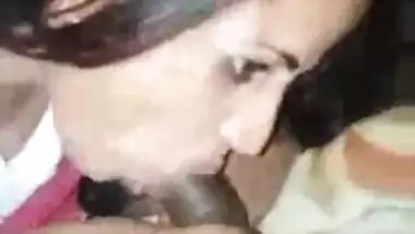 Free Desi sex blog video of innocent Indian girl sucking dick