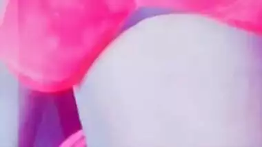 Desi model touches her XXX twins under pink bra and films her slit