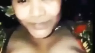 Desi hot bhabi show her big boob