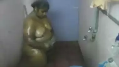 Indian chubby aunty bathing nude fingering on , MMs desi XXX