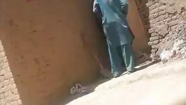 Pakistani outdoor sex video with a neighbor aunty! Real XXX