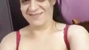 Indian big boob selfie video of a busty aunty