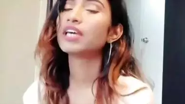 Sexy desi babe singing showing her hot clevage