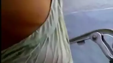 Indian outdoor mms of Desi bhabi caught by neighbor during bath