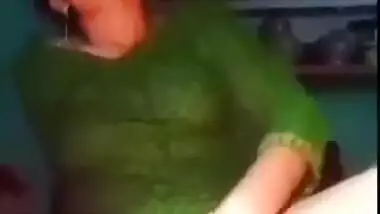 Desi girl fingering her shaved pussy on cam