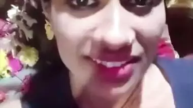 Married Tamil girl shows cute boobs on cam for lover