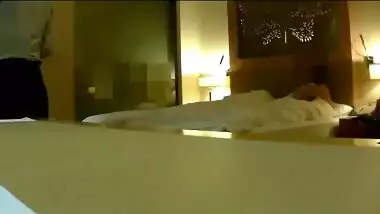 Worker of hotel and naked Indian diva take part in unplanned porn clip