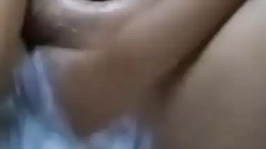 ඉන්න බෑ ඇගිල්ල ගහගත්තා . Sri lankan school girl fingering at bathroom