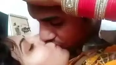Desi wife very hot kiss