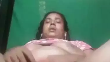 MILF big pussy hole shown with nude show for lover