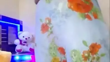 Sexy Geetha Bhabhi Live Showing and Self Squeezing her Boobs