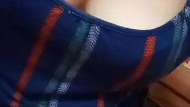 Desi girl show boob selfie video