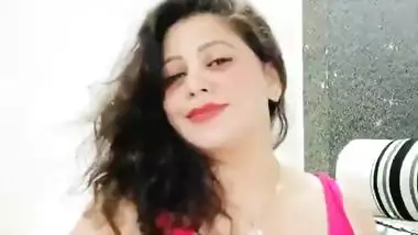 Sapna Sappu Aunty Showing Milky Cleavage & Thunder Thighs