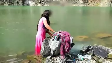 Housewife of Desi origin spends the day by washing clothes and XXX sesh