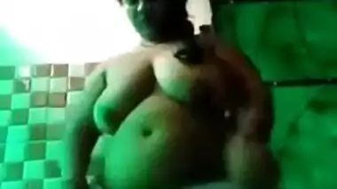 Desi fatty aunty open her dress