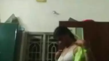 Desi woman likes to film XXX videos where she takes off clothes
