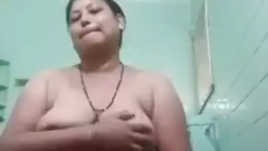 Unsatisfied Desi XXX aunty showing and fingering her pussy